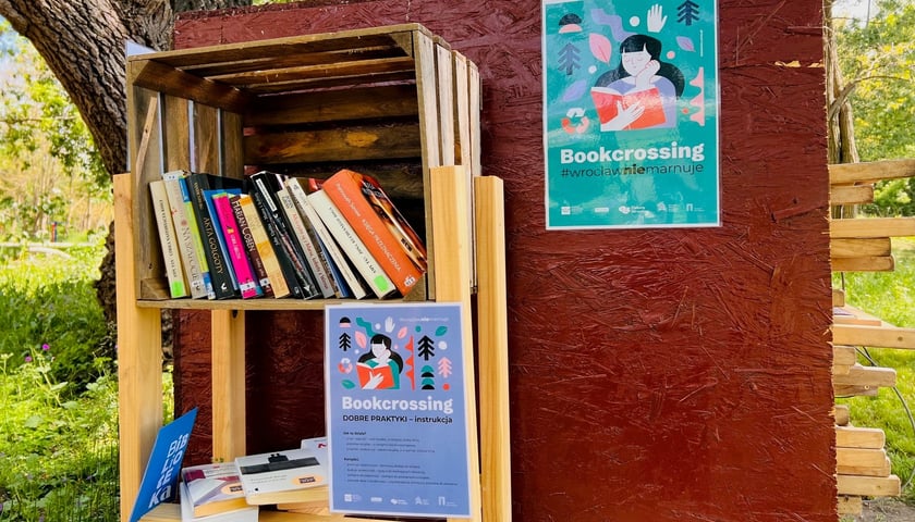 Bookcrossing coraz popularniejszy - regały z książkami w nowych lokalizacjach