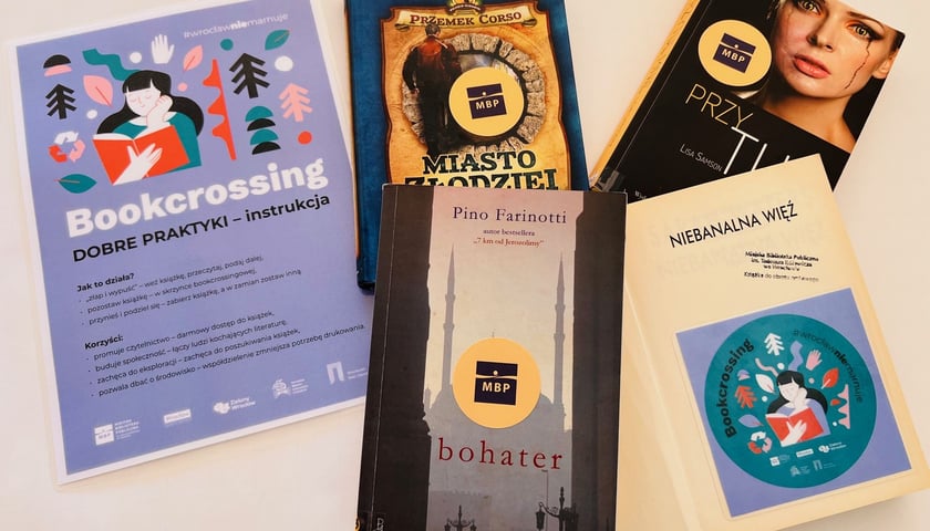 Bookcrossing coraz popularniejszy - regały z książkami w nowych lokalizacjach