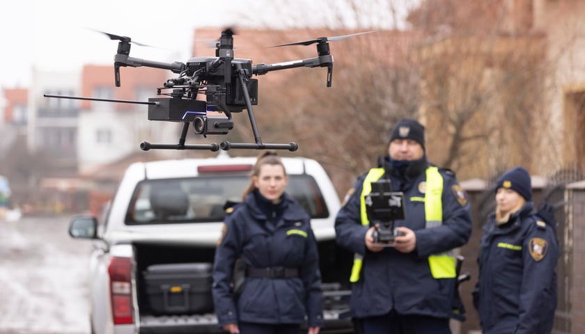 Strażnicy miejscy z dronem