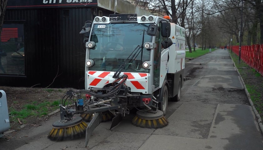 Na ulice Wrocławia wyjeżdża m.in. 30 zamiatarek