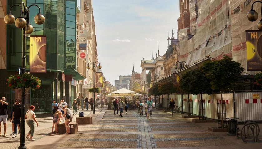 Drugi poziom zagrożenia dla Wrocławia ze względu na ryzyko przekroczenia poziomu informowania ozonu w powietrzu. Na zdjęciu ulica Świdnicka we Wrocławiu w upalny dzień.
