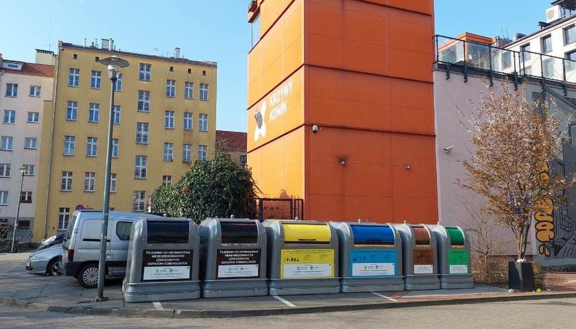 Pojemniki naziemne na podwórku przy ul. Pomorskiej