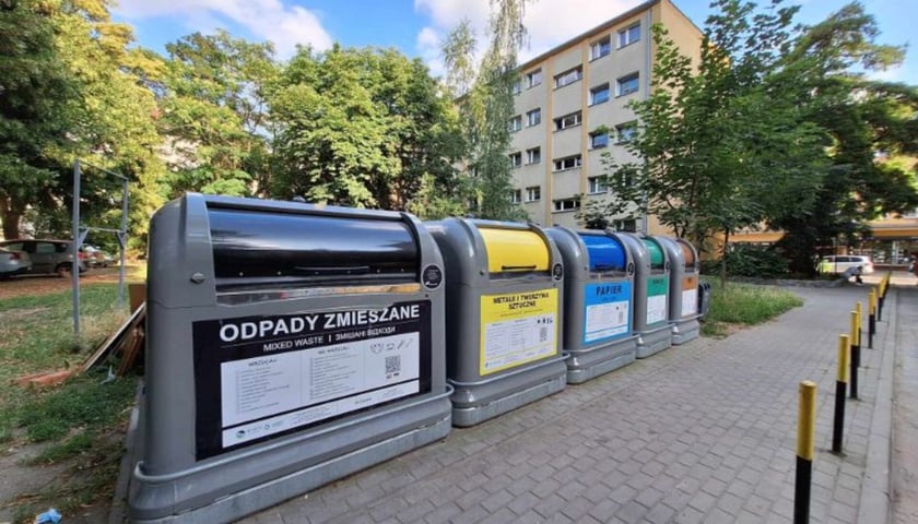 Pojemniki systemowe naziemne na podwórku przy ul. Zielonogórskiej