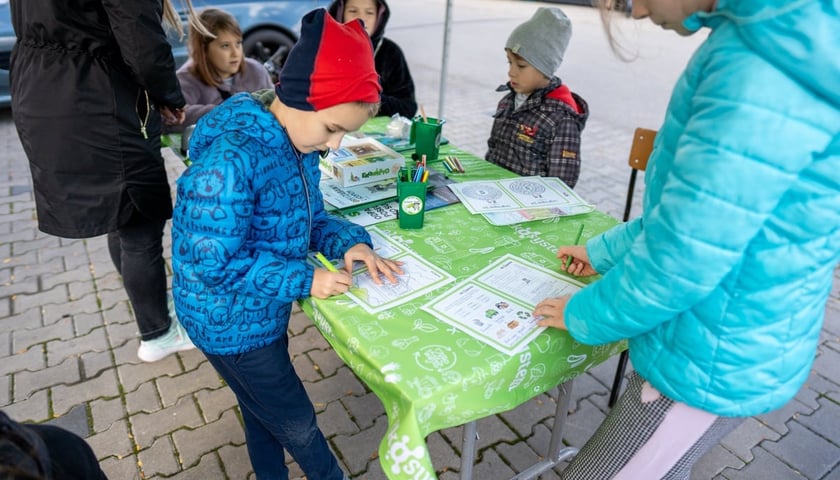 Piknik na Stabłowicach to pierwsze z serii sąsiedzkich EKOspotkań. Na zdjęciu dzieci rozwiązują ekologiczne zadania