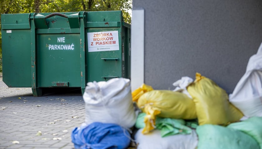 Kontenery na worki z piaskiem podstawione przez Ekosystem w ramach ostatniego etapu popowodziowych porządków
