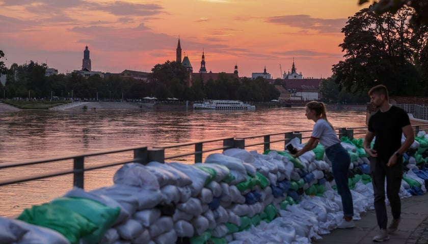 <p>Pow&oacute;dź we Wrocławiu, worki z piaskiem ułożone na nabrzeżu Odry. Zdjęcie wykonane we wrześniu 2024.</p>