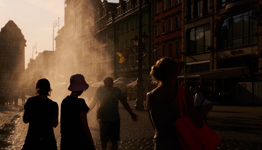<p>Upał w mieście. Mieszkańcy chłodzący się przy kurtynie wodnej. Zdjęcie wykonane w lipcu 2022.</p>