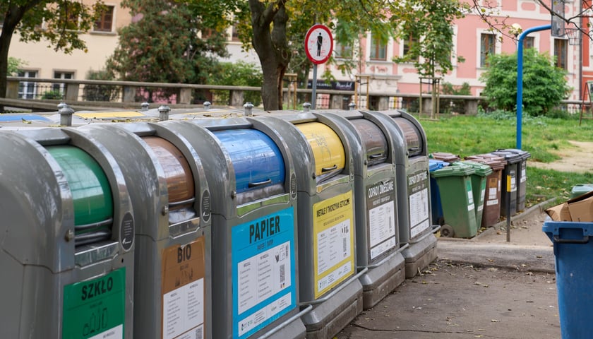 Pojemniki do segregacji odpadów na Psich Budach we Wrocławiu