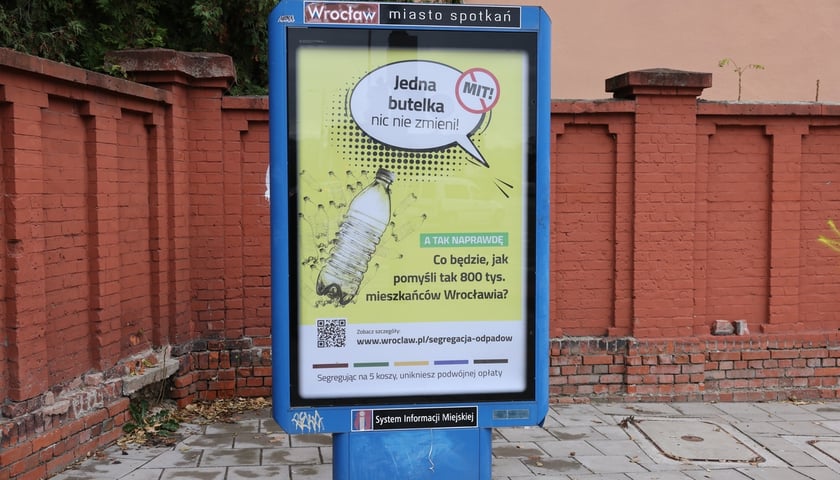 <p>Plakat z napisem: "jedna butelka nic nie zmieni? Mit! A tak naprawdę. Co będzie, jak pomyśli tak 800 tys. mieszkańc&oacute;w Wrocławia?"</p>