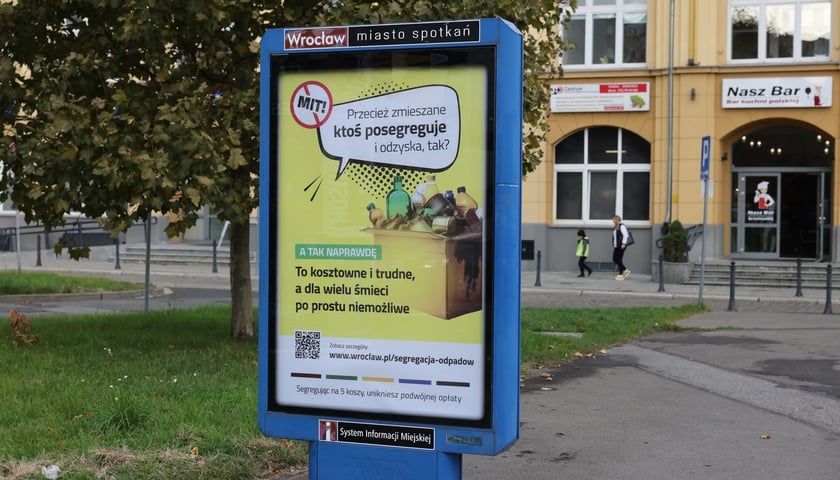 <p>Plakat z napisem: "Przecież zmieszane ktoś posegreguje i odzyska, tak? Mit! A tak naprawdę. To kosztowne i trudne, a dla wielu śmieci po prostu niemożliwe."</p>