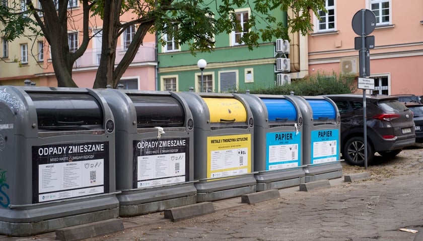 Pojemniki na śmieci, zdjęcie ilustracyjne