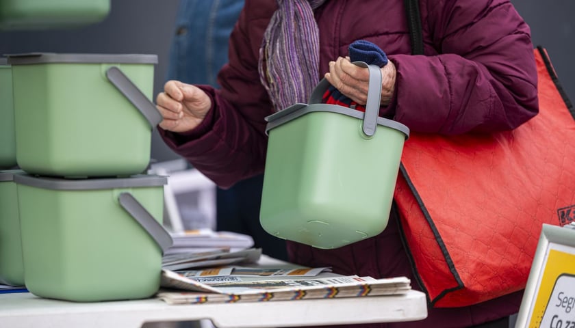 Akcja rozdawania pojemników bio na targowisku przy ul. Niedźwiedziej we Wrocławiu