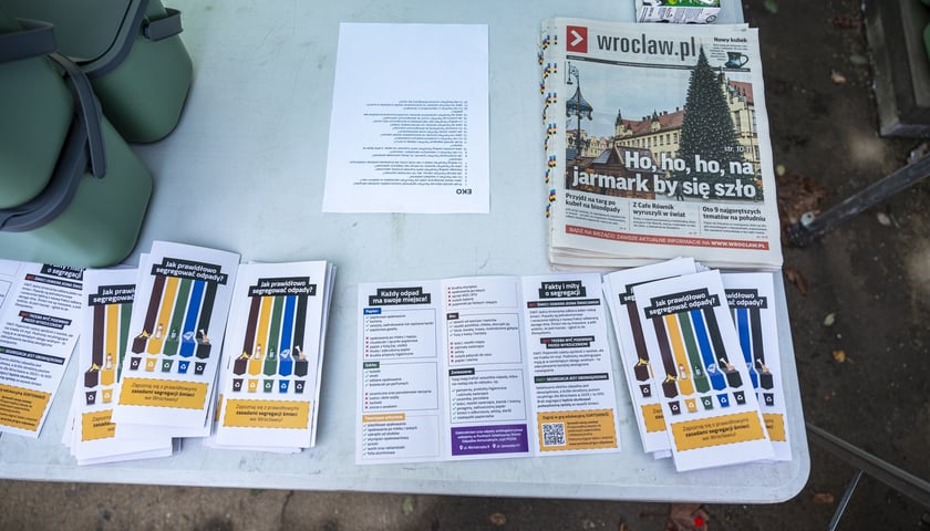 Akcja rozdawania pojemników bio na targowisku przy ul. Niedźwiedziej we Wrocławiu
