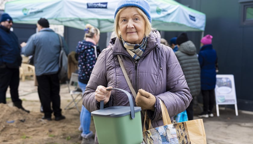 Pani Grażyna na targowisku przy ul. Niedźwiedziej, gdzie można było dziś odebrać pojemniki na odpady bio
