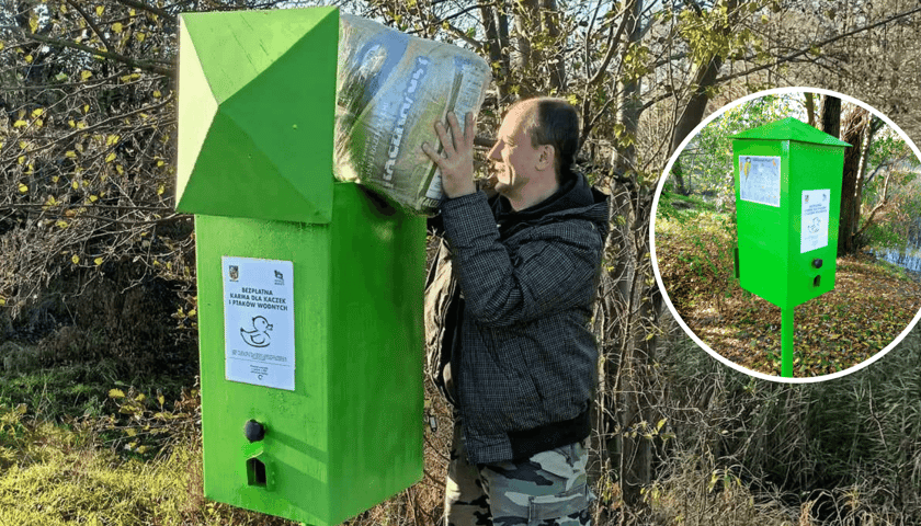 Mężczyzna uzupełnia kaczkomat karmą dla ptaków, w kółeczku - automat - kaczkomat