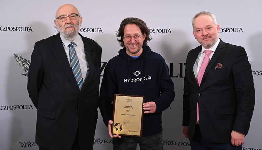 Dominik Dobrowolski odbiera nagrodę Zielonego Tytana ufundowaną przez dziennik Rzeczpospolita