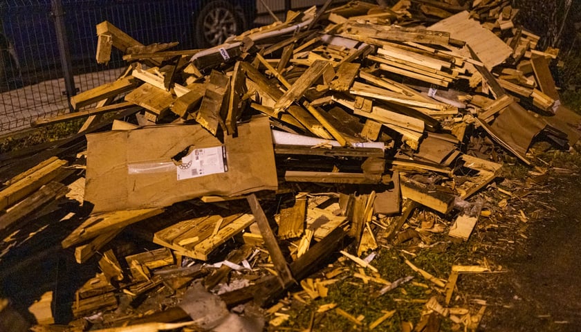 Taki skład odpadów przed domem jest zaproszeniem dla strażników miejskich. Starą stolarką okienną czy innymi odpadami palić nie wolno niezależnie od klasy pieca
