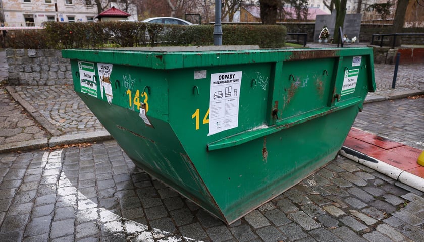 Kontener na odpady wielkogabarytowe / zdjęcie ilustracyjne
