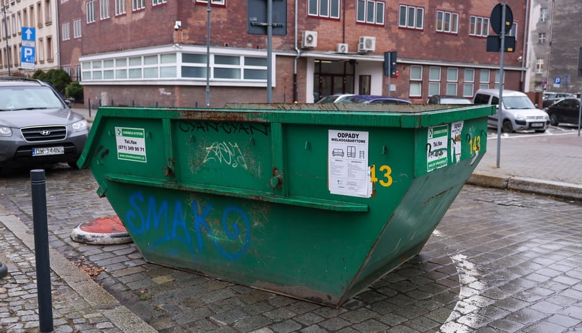 Kontener na odpady wielkogabarytowe / zdjęcie ilustracyjne