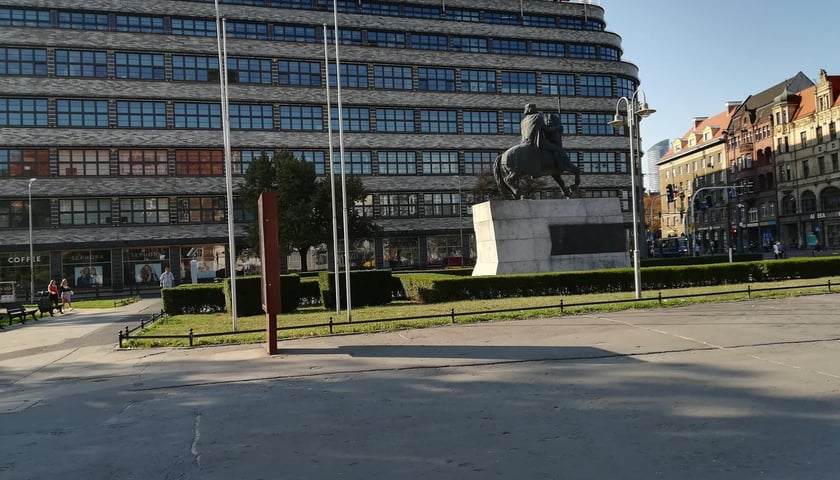 Plac przy pomniku Bolesława Chrobrego we Wrocławiu.