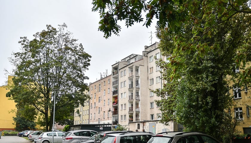 Zdjęcie przedstawia wstępny obszar zakresu Projektu NEEST - pilotaż będzie skupiał się Przedmieściu Oławskim i będzie obejmował obszar pomiędzy ulicami: Traugutta, Prądzyńskiego, Kościuszki, Komuny Paryskiej i Więckowskiego.