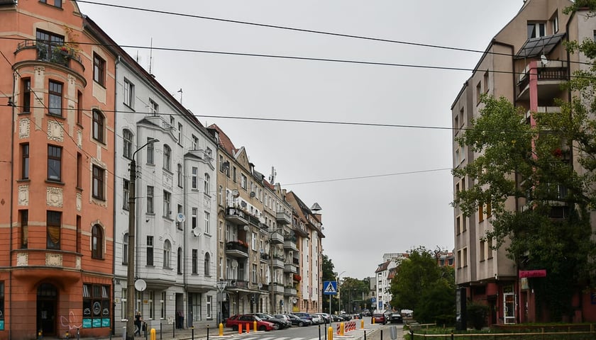 Zdjęcie przedstawia wstępny obszar zakresu Projektu NEEST - pilotaż będzie skupiał się Przedmieściu Oławskim i będzie obejmował obszar pomiędzy ulicami: Traugutta, Prądzyńskiego, Kościuszki, Komuny Paryskiej i Więckowskiego.
