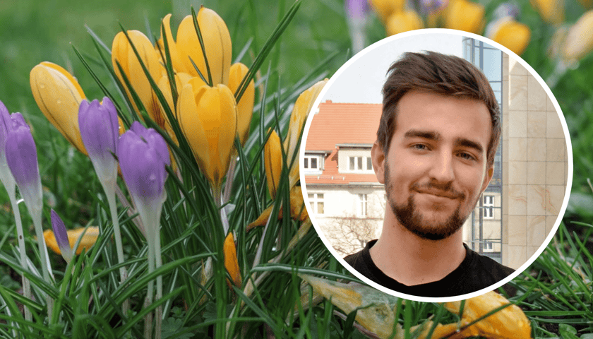 dr  Radosław Zajdel z Uniwersytetu Przyrodniczego we Wrocławiu, w tle krokusy