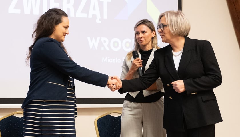 I Dolnośląski Kongres Praw Zwierząt. Na zdjęciu 3 uczestniczki wydarzenia.