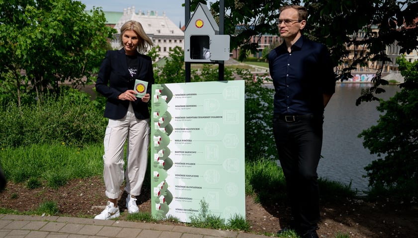 Konferencja prasowa na wzgórzu Polskim. Na zdjęciu z powiększoną mapą wiceprezydent Renata Granowska i Łukasz Szymański, pomysłodawca Korony Górek Wrocławia