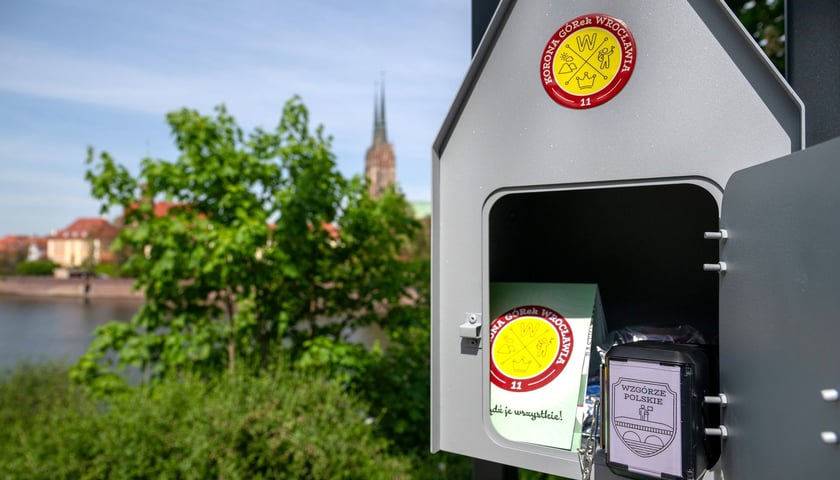 Skrzynka z pieczątką na wzgórzu Polskim - jednym ze "szczytów" Korony Górek Wrocławia 