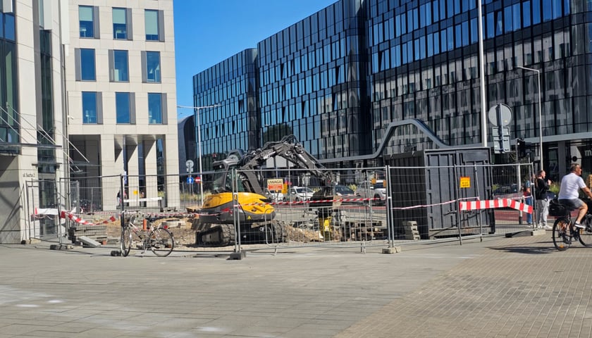 Przy ul. Suchej we Wrocławiu powstaje nowy skwer. Na zdjęciu trwające prace przy użyciu koparki
