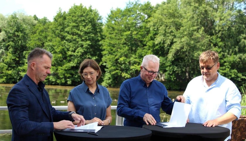 <p>Łowisko Park Glinianki we Wrocławiu. Podpisanie umowy o partnerstwie między WCT Spartan a Stawami Milickimi S.A.</p>