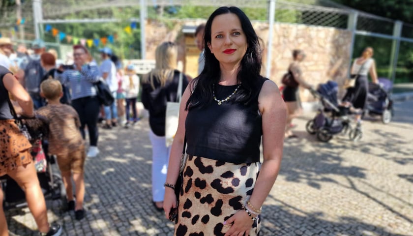 <p>Pierwsze urodziny tygrys&oacute;w-czworaczk&oacute;w z wrocławskiego zoo. Na zdjęciu&nbsp;Małgorzata Cepińska,. "matka chrzestna" tygrysk&oacute;w. To ona wymyśliła ich imiona.&nbsp;</p>