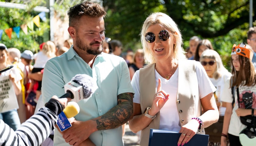<p>Pierwsze urodziny tygrys&oacute;w-czworaczk&oacute;w z wrocławskiego zoo. Na zdjęciu od lewej Tomasz J&oacute;źwik, prezes wrocławskiego zoo oraz Renata Granowska, wiceprezydent Wrocławia.</p>