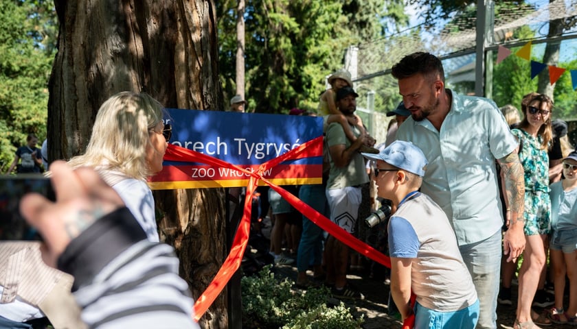 <p>Pierwsze urodziny tygrys&oacute;w-czworaczk&oacute;w z wrocławskiego zoo.&nbsp; Na zdjęciu&nbsp; Tomasz J&oacute;źwik, prezes wrocławskiego zoo,  Renata Granowska, wiceprezydent Wrocławia oraz jedno z biorących udział w urodzinach dzieci odsłaniają tabliczkę z napisem Skwer Czterech Tygrys&oacute;w.</p>