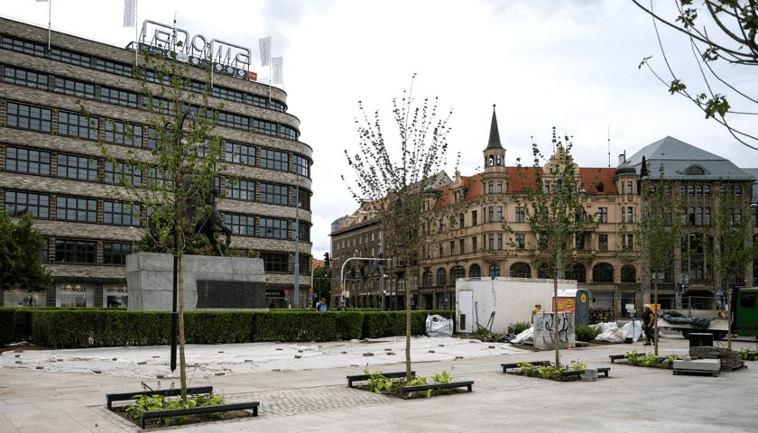 Plac przy pomniku Chrobrego we Wrocławiu coraz bardziej się zazielenia