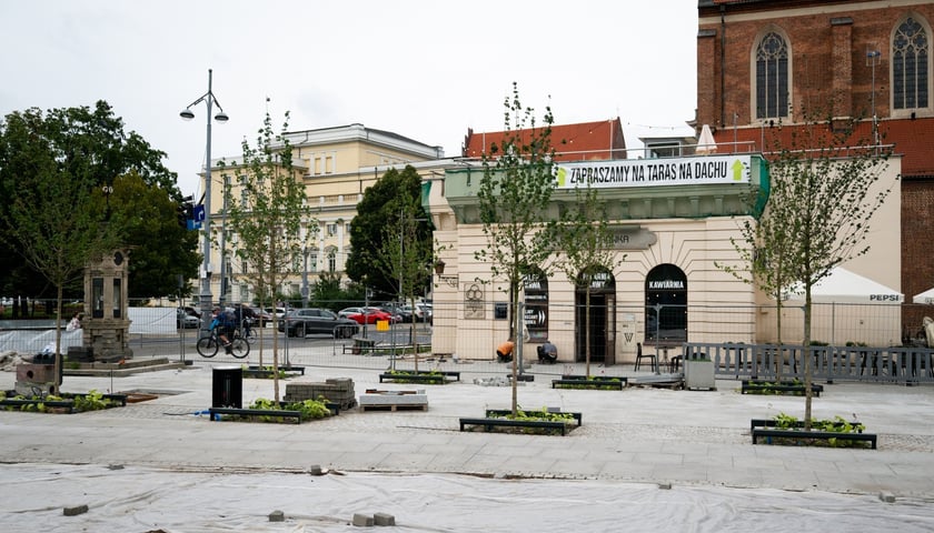 Prace na placu przy pomniku Chrobrego we Wrocławiu, 28 lipca 2025