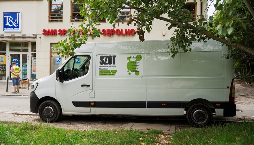 SZOT, czyli Samochód Zbierający Odzież i Tekstylia - jeden z wielu, jakie od pół roku pomagają wrocławianom pozbyć się niechcianych tekstyliów