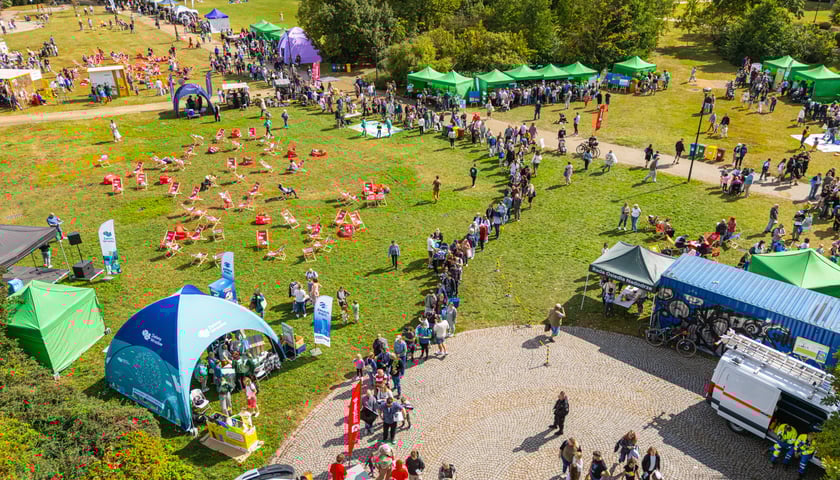 Sobota z Zielonym Wrocławiem w 2025 r. Tłumy ludzi na pikniku (widok z drona)