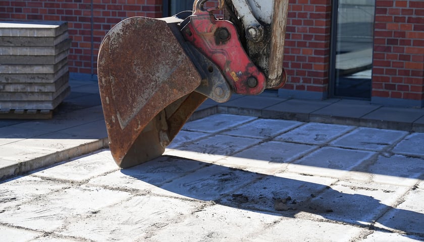 Łyżka koparki i rozbierany chodnik. Wdrażanie zielono-niebieskiej infrastruktury przy Centrum Historii Zajezdnia