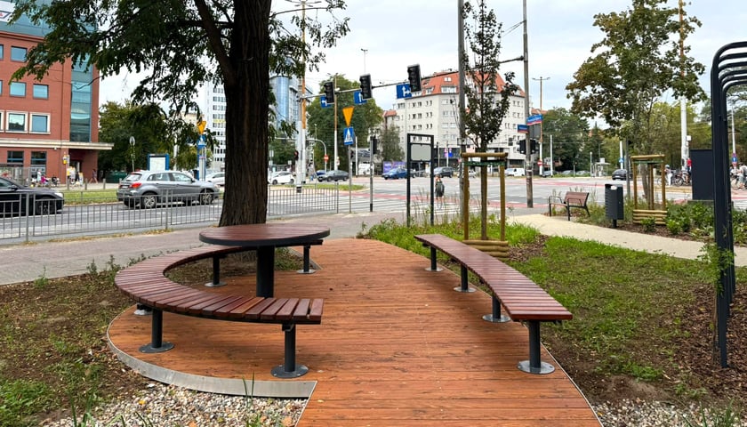 Teren przy skrzyżowaniu Powstańców Śląskich z Wiśniową zyskał nową estetykę 