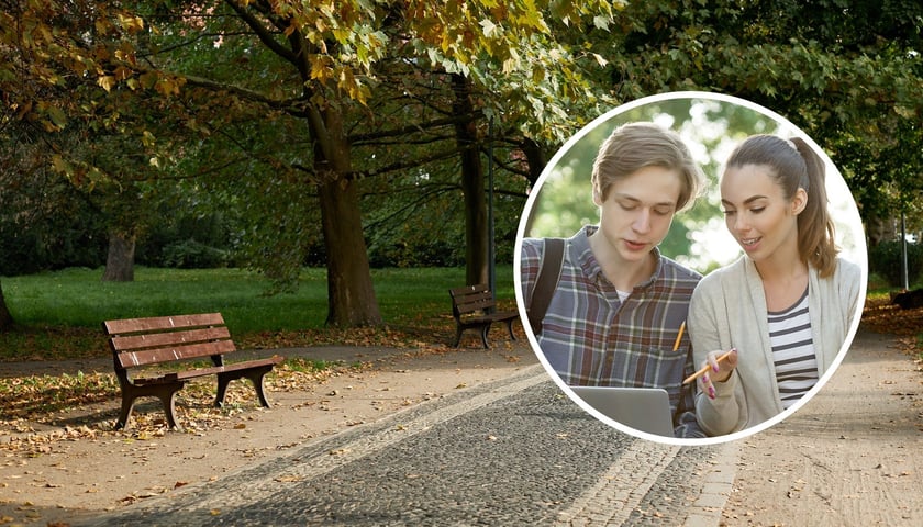 Na zdjęciu w tle park we Wrocławiu, w owalu para młodych ludzi