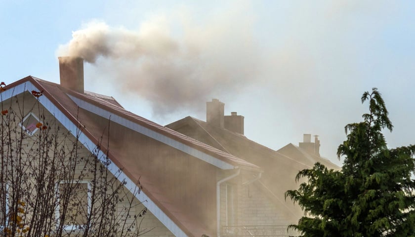 Dym z kominów, zdjęcie ilustracyjne