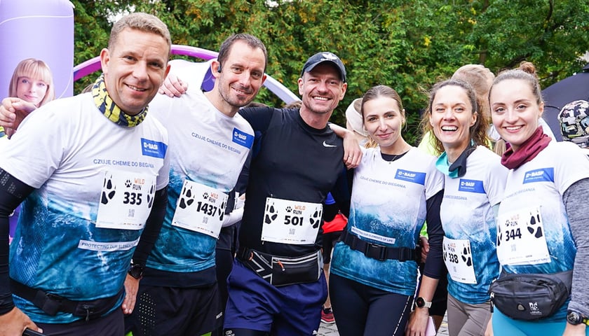 Uczestnicy biegu w zoo