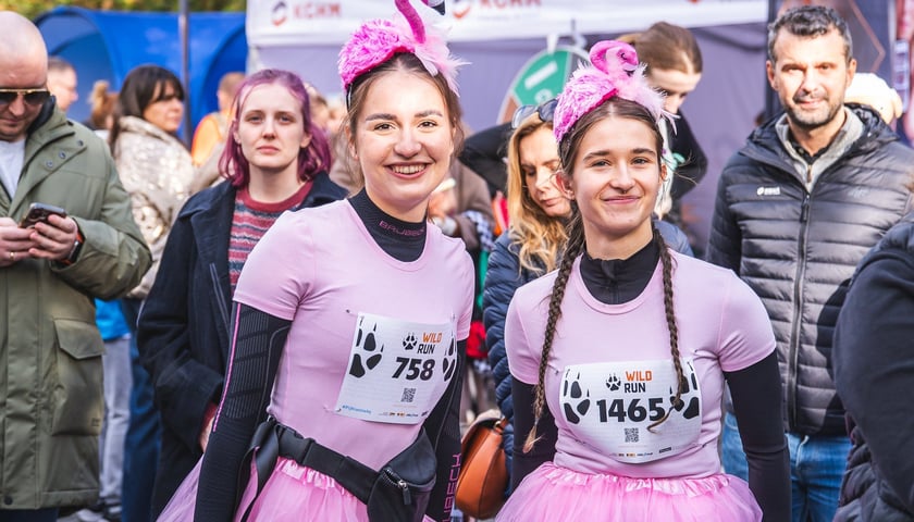 Wild Run 2025 we wrocławskim zoo. Na pierwszym planie 2 młode kobiety przebrane za flamingi