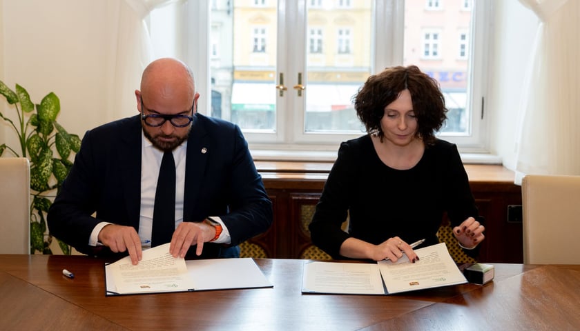 Prezydent Wrocławia Jacek Sutryk i Regionalna Dyrektor Ochrony Środowiska we Wrocławiu Katarzyna Łapińska podpisują list intencyjny w sprawie powołania rezerwatu przyrody na polach irygacyjnych