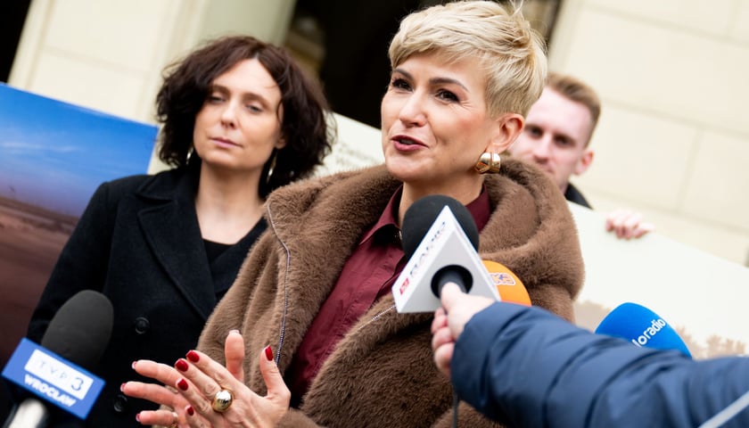 Katarzyna Szymczak-Pomianowska, dyrektorka Departamentu Strategii i Zrównoważonego Rozwoju Urzędu Miejskiego Wrocławia na konferencji po podpisaniu listu intencyjnego w sprawie utworzenia rezerwatu przyrody na polach irygacyjnych