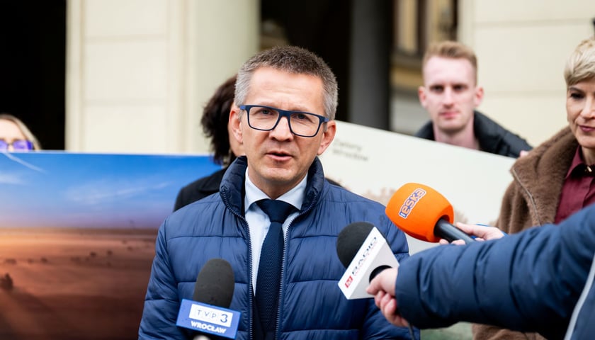 Profesor nauk biologicznych Marcin Kadej na konferencji po podpisaniu listu intencyjnego w sprawie utworzenia rezerwatu przyrody na polach irygacyjnych