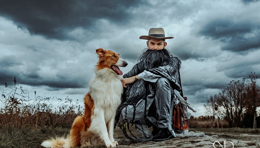 Halloweenowa sesja z podopiecznymi wrocławskiego Schroniska dla Bezdomnych Zwierząt. Na zdjęciu Adam, opiekun psów i pracownik biura adopcyjnego wraz z psem o imieniu Miłek