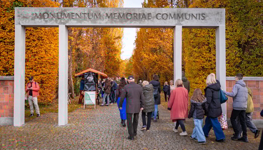 Granitowa brama przed Pomnikiem Wspólnej Pamięci w parku Grabiszyńskim, 1 listopada 2025